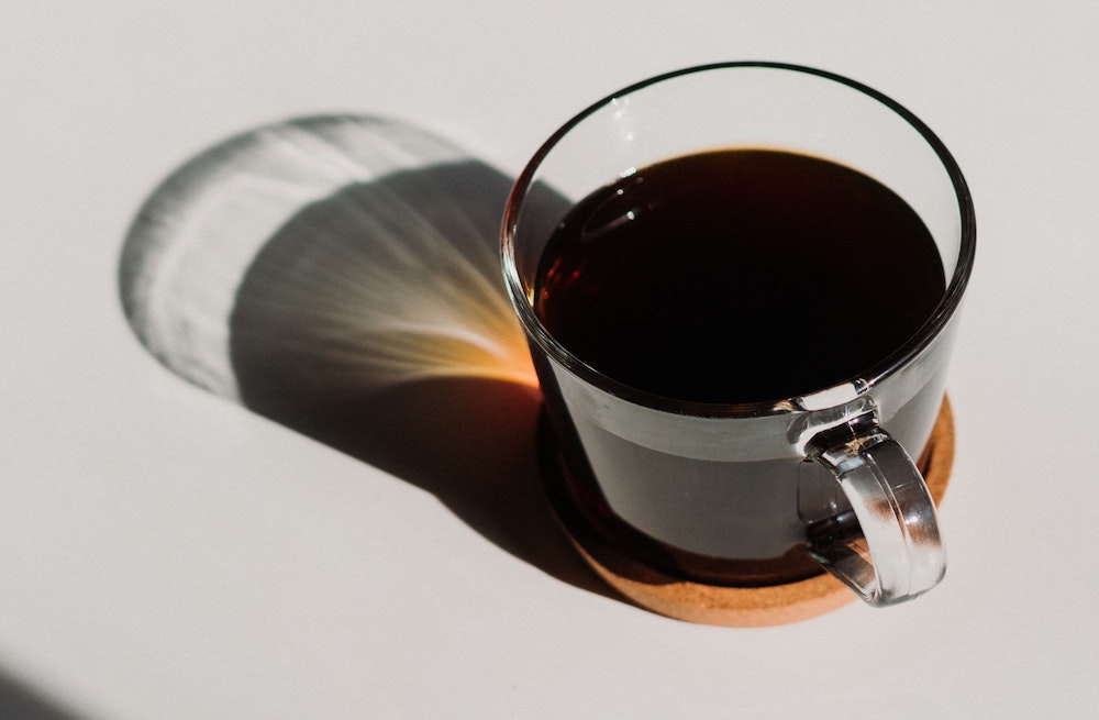 วิธีลดความขมในกาแฟของคุณ (6 เคล็ดลับง่ายๆ)