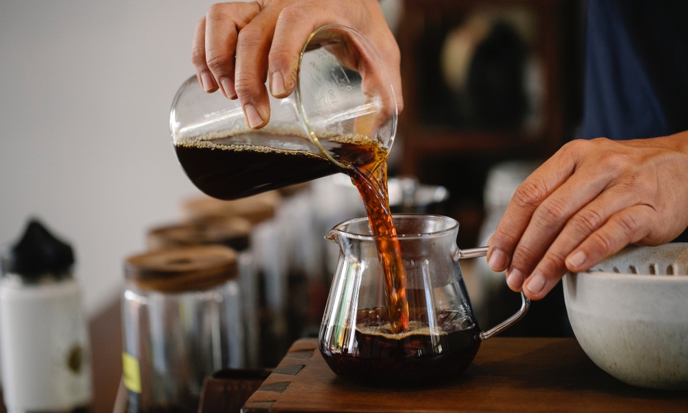 ภาพบาริสต้ารินกาแฟไร้คาเฟอีนในบทความเกี่ยวกับกาแฟไร้คาเฟอีนจากอ้อย กาแฟอ้อยดีแคฟ 