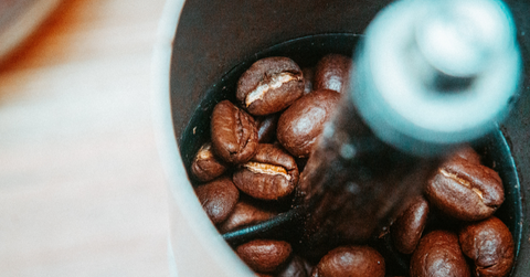 กาแฟแบบเมล็ดและคั่ว ข้อดีข้อเสีย ต่างกันอย่างไร