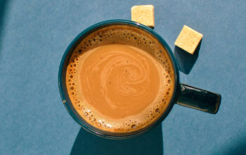 วิธีทำให้กาแฟหวานโดยไม่ใช้น้ำตาล ด้วย 12 วิธีง่ายๆ