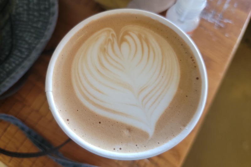 ถ้วยกาแฟที่ Bird Rock Coffee ในซานดิเอโก
