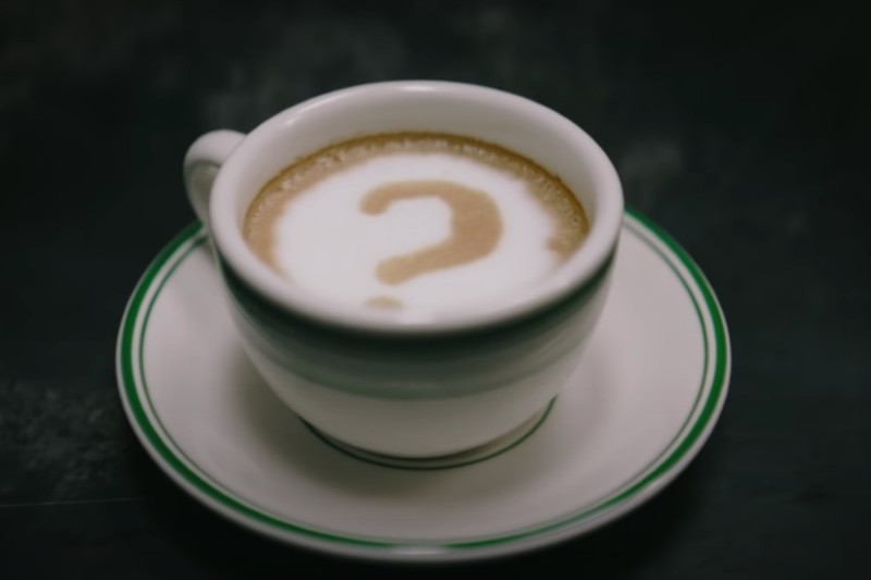 เครื่องหมายคำถามอันเป็นเอกลักษณ์ของ The Riddler วาดลงในถ้วยกาแฟในภาพยนตร์เรื่อง 'The Batman' การอดอาหารเป็นระยะ