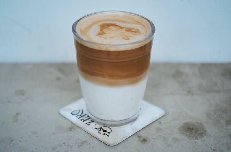 เอสเปรสโซลาเต้ dirty วางอยู่บนนม กาแฟ dirty