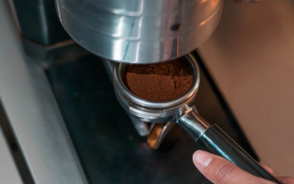 บาริสต้าบดกาแฟลงในเครื่องกรองกาแฟ กาแฟ Long Black
