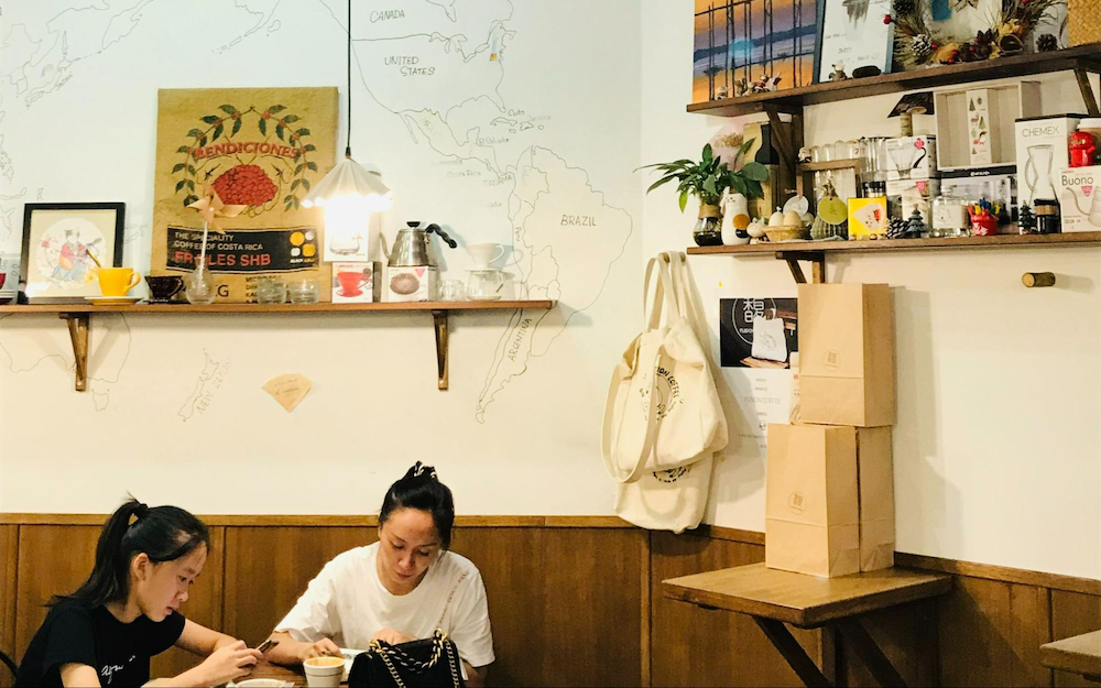ผู้คนในร้านกาแฟแห่งหนึ่งในจีน
