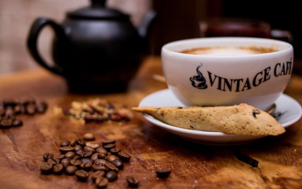 กาแฟและบิสกิตเสิร์ฟที่ Vintage Café ในไนจีเรีย