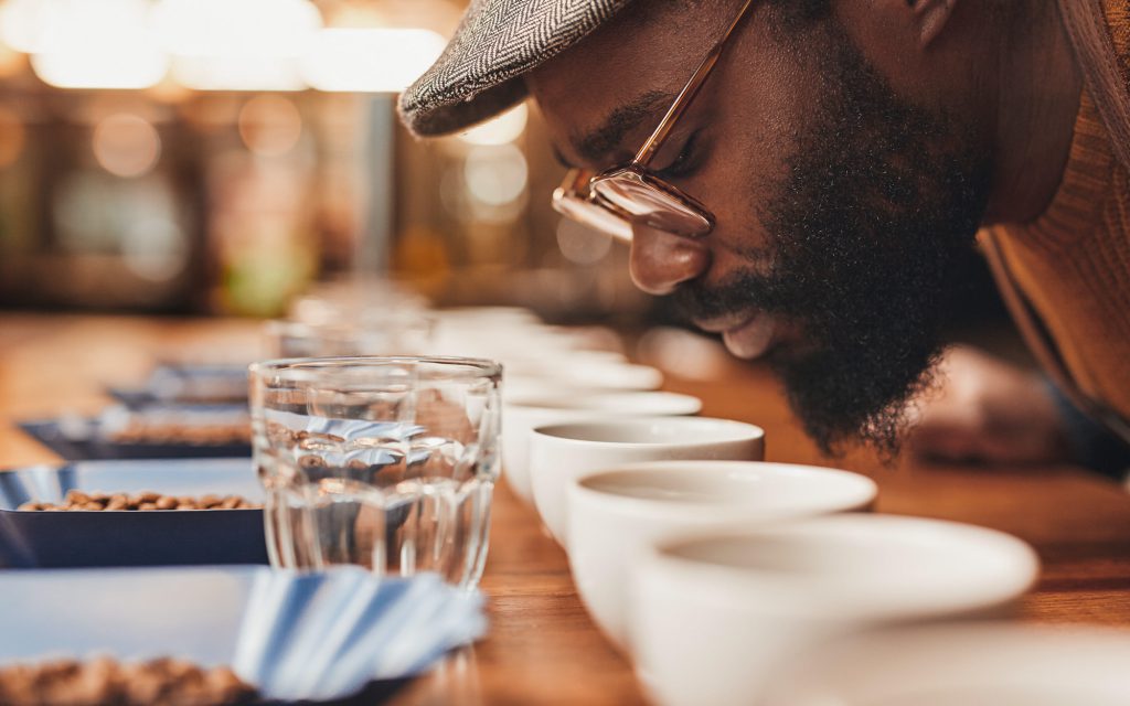 ชายชาวไนจีเรียกำลังดื่มกาแฟหลายแก้ว กาแฟในประเทศไนจีเรีย