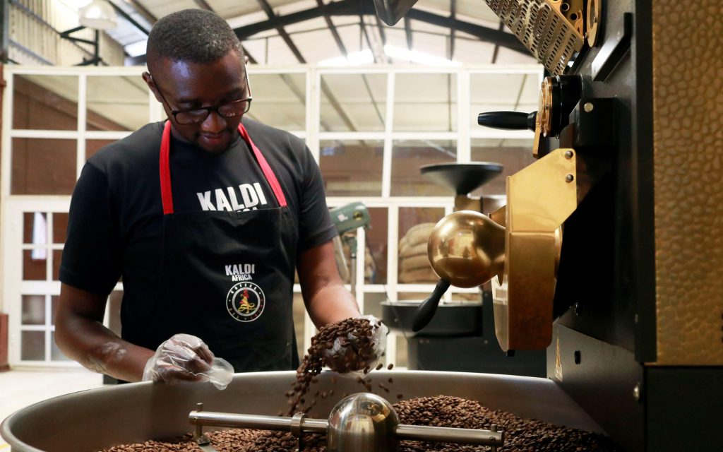นักคั่วชาวไนจีเรียที่ร้าน Kaldi Africa กำลังคั่วกาแฟ เนื่องจากวัฒนธรรมกาแฟมีการพัฒนาในประเทศ กาแฟในประเทศไนจีเรีย