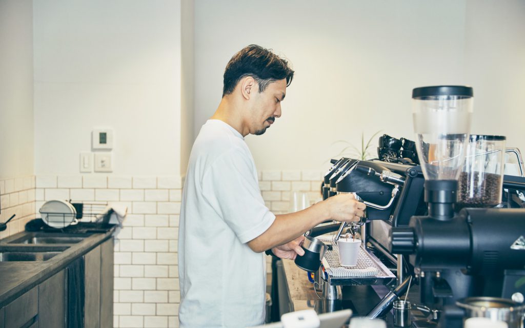 บาริสต้าชาวญี่ปุ่นกำลังเตรียมกาแฟ วัฒนธรรมกาแฟในญี่ปุ่น
