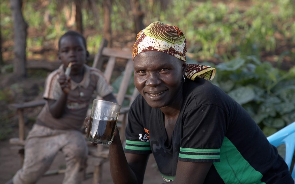 คนงานในฟาร์มหญิงกำลังดื่มกาแฟ